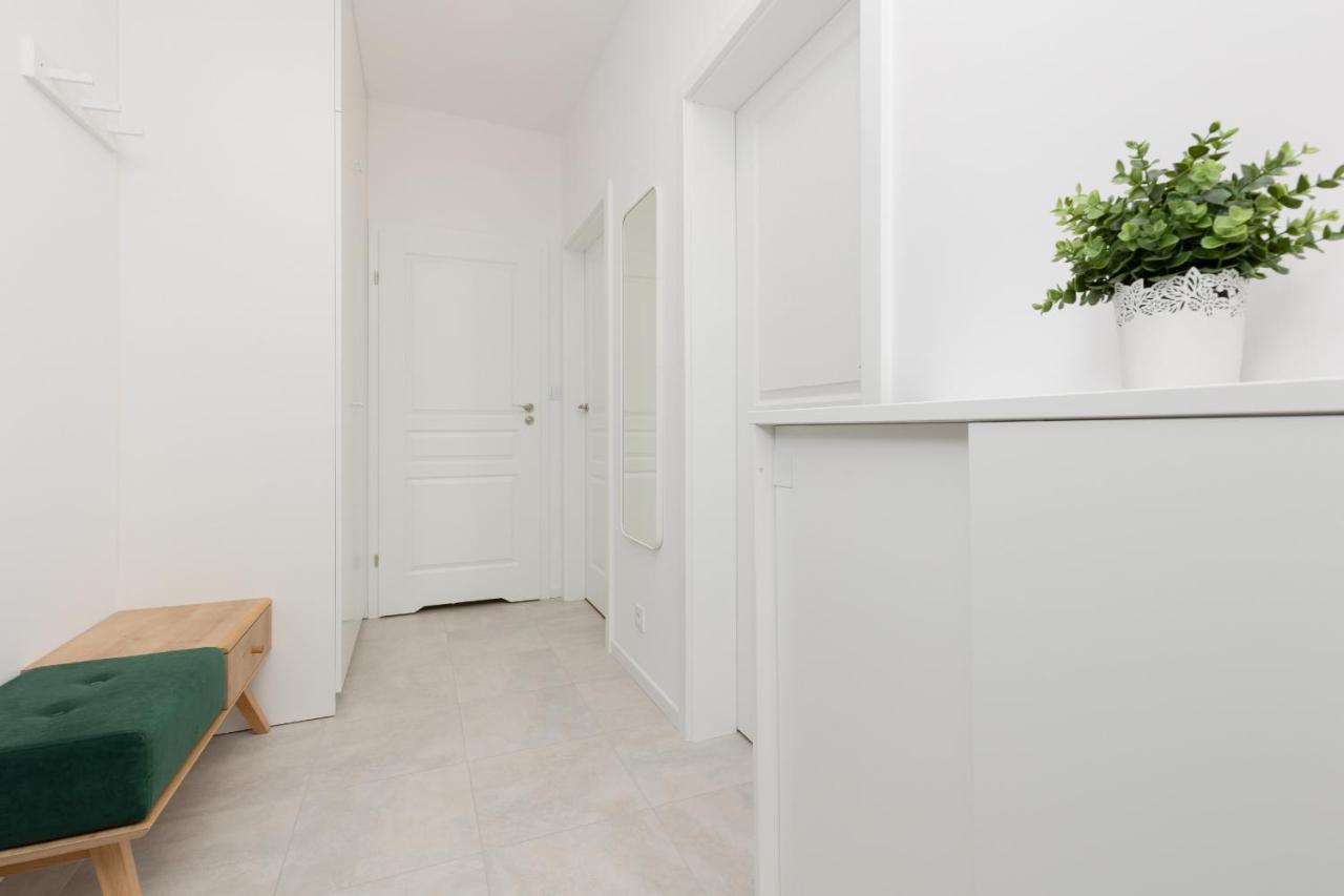 Stacja Wola Apartments With Parking By Noclegi Renters Varsóvia Exterior foto